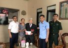 Đồng chí Nguyễn Xuân Hải Uỷ viên BTV huyện ủy, Phó Chủ tịch UBND huyện thăm, tặng quà nhân dịp Chiến thắng Điện Biên Phủ