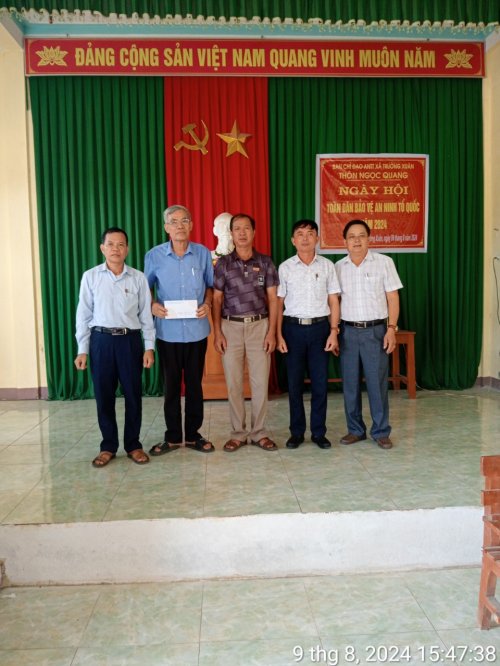 trao quà ngọc quang.jpg