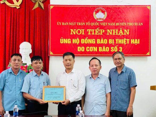 trao tặng.jpg